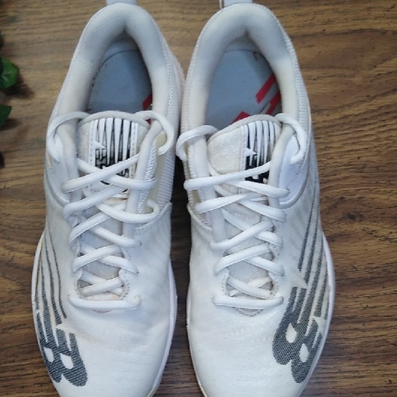 New Balance Kids Size 5 White Sports Cleats Shoes - Picture 3 of 13